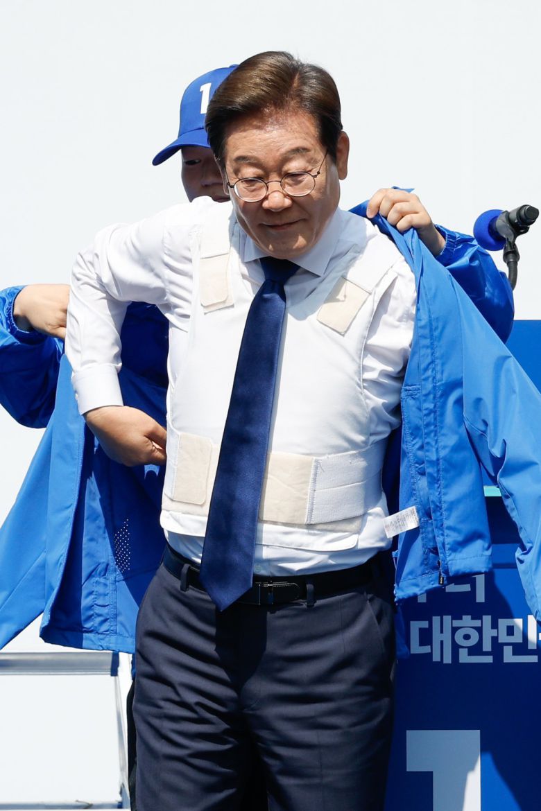 이재명 더불어민주당 대통령 후보가 제21대 대통령 선거 공식 선거운동 첫날인 12일 오전 서울 중구 청계광장에서 열린 출정식에서 방탄복 위에 선거운동복을 입고 있다. 2025.5.12/뉴스1