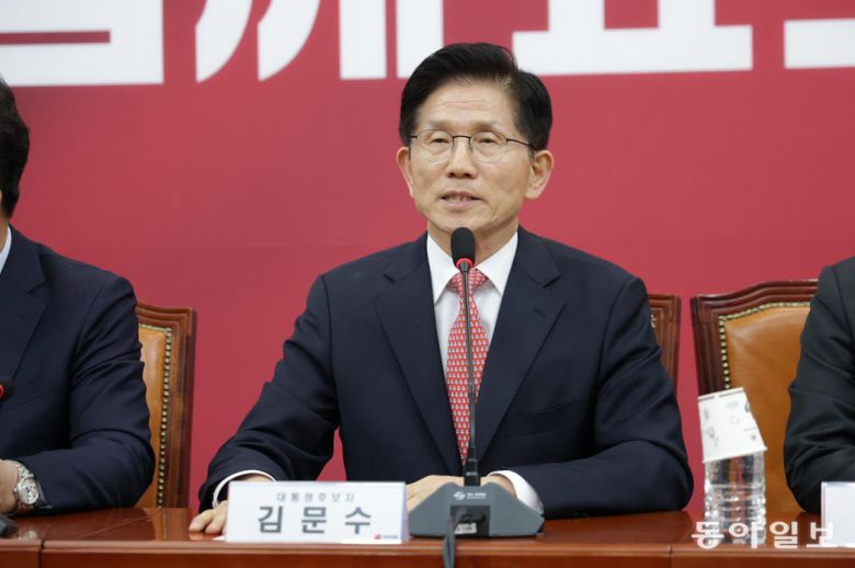 국민의힘 김문수 대통령선거 후보가 11일 오후 서울 여의도 국회에서 열린 중앙선거대책위원회 첫 회의에 참석해 발언하고 있다. 박형기 기자 oneshot@donga.com