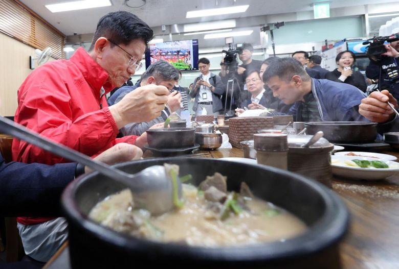 김문수 국민의힘 대선 후보가 제21대 대통령 선거 공식 선거운동이 시작된 12일 새벽 서울 송파구 양재대로 가락시장을 방문해 상인들과 순대국밥을 먹고 있다. 2025.5.12/뉴스1
