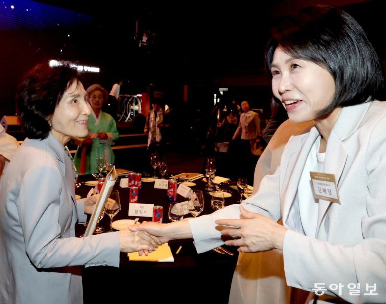 국민의힘 김문수 대선 후보의 부인 설난영 씨와 더불어민주당 이재명 후보의 부인 김혜경 씨가 12일 서울 장충동 신라호텔에서 열린 중앙신 도회 창립 70주년 기념식에 참석해 악수하고 있다. 박형기 기자 oneshot@donga.com