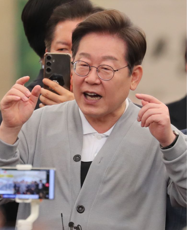 남도문화벨트 골목골목 경청투어에 나선 더불어민주당 이재명 대선 후보가 11일 전남 강진군 강진읍 강진오감통시장을 찾아 즉석연설하고 있다. 2025.05.11  이훈구 기자 ufo@donga.com