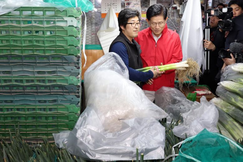 김문수 국민의힘 대선 후보가 제21대 대통령 선거 공식 선거운동이 시작된 12일 새벽 서울 송파구 양재대로 가락시장을 방문해 대파를 구매하고 있다. 2025.5.12/뉴스1