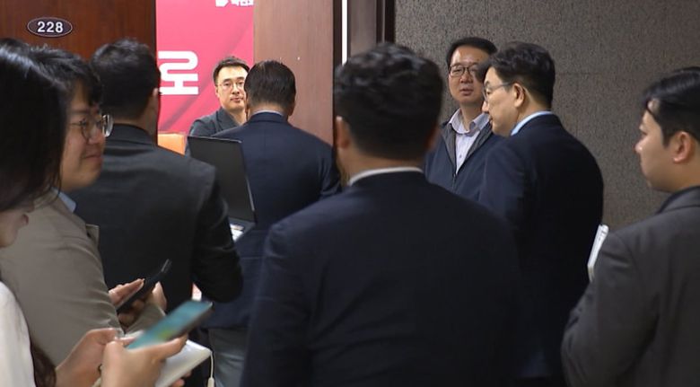 국민의힘 지도부가 김문수 대선 후보 대신 한덕수 전 국무총리를 대선 후보로 재선출하기 위해 당 비상대책위원회를 소집하고 회의장에 들어가는 모습. 채널A 화면 캡처