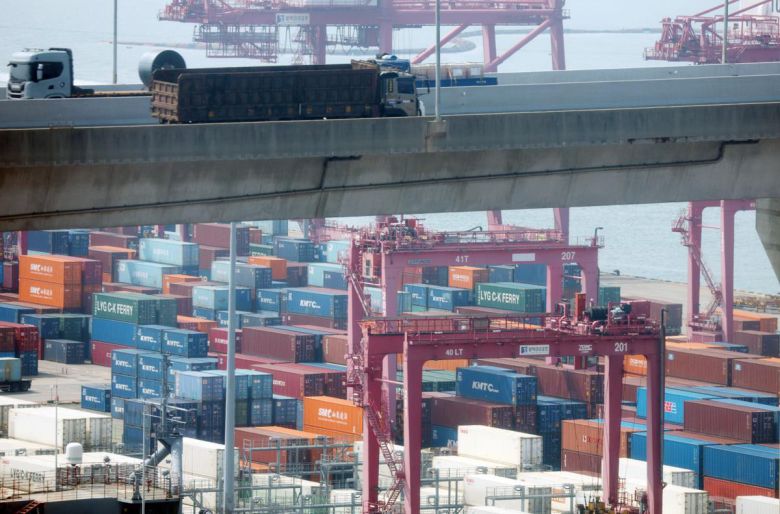 경기 평택시 포승읍 평택항 수출 야적장에 컨테이너들이 쌓여있다.  ⓒ News1