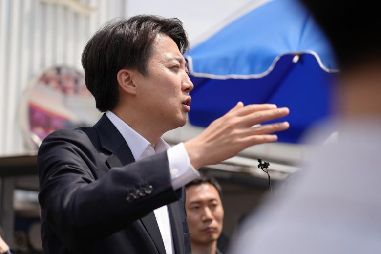 11일 개혁신당 이준석 대표가 부산 명지시장을 방문하고 있다. 개혁신당 제공