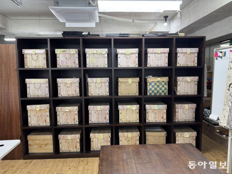 고 화백이 그린 원화와 스케치를 작품별로 모은 상자들. 파주=김소민 기자 somin@donga.com