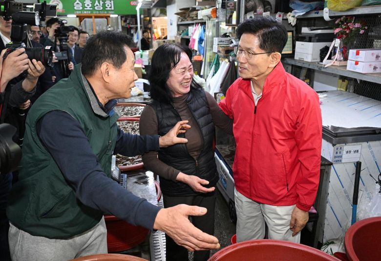 “시장 대통령” 12일 국민의힘 김문수 대선 후보(오른쪽)가 서울 송파구 가락시장을 찾아 상인들과 대화를 나누고 있다. 김 후보는 “시장 대통령이 되겠다”며 지지를 호소했다. 사진공동취재단