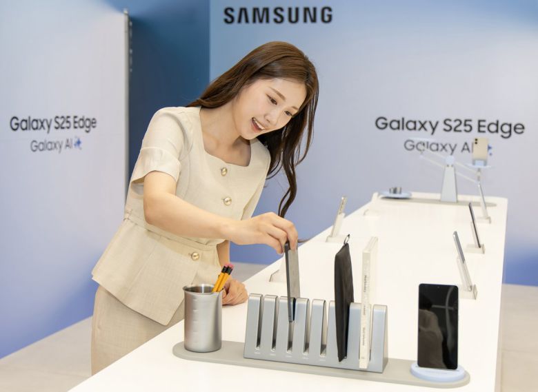 13일 삼성전자가 공개한 ‘갤럭시 S25 엣지’의 두께는  5.8mm, 무게는 163g으로 역대 갤럭시 시리즈 스마트폰 가운데 가장 얇은 두께를 가지고도 가벼운 무게를 유지했다. 삼성전자 제공
