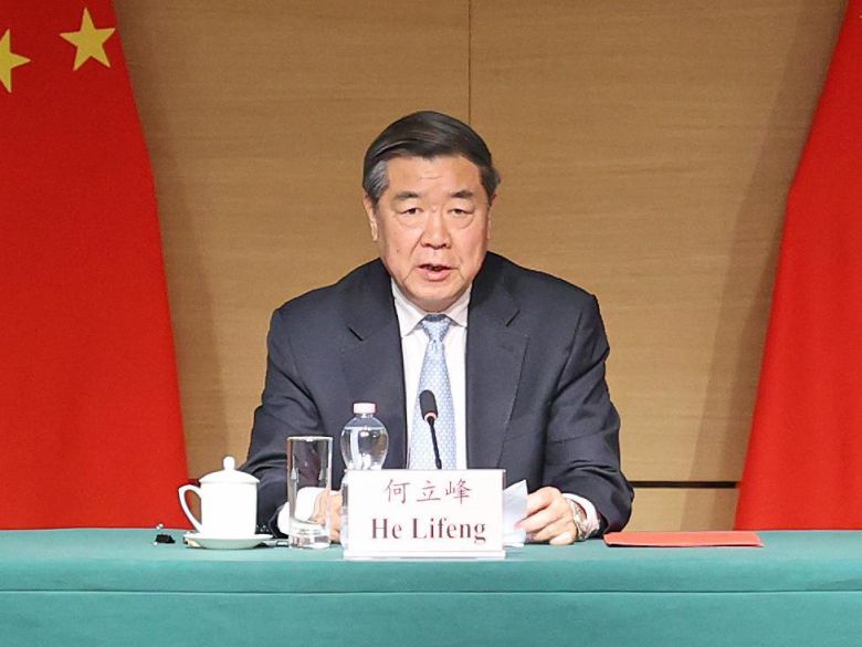 제이미슨 그리어 미국 무역대표부(USTR) 대표(위쪽 사진 왼쪽), 스콧 베선트 미 재무장관(위쪽 사진 오른쪽)과 허리펑(何立峰) 중국 국무원 부총리. 10, 11일 스위스 제네바에서 통상협상을 진행한 미국과 중국 협상단은 12일(현지 시간) 향후 90일간 상대국에 대한 상호관세율을 115%포인트씩 낮추기로 합의했다. 제네바=AP·신화 뉴시스