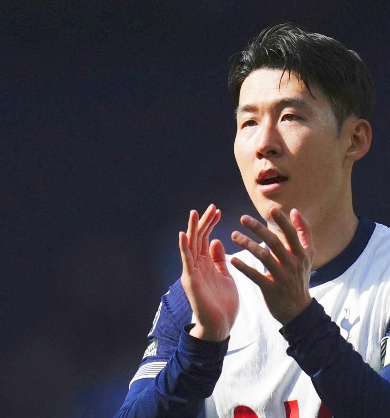 토트넘 손흥민이 11일 영국 런던에서 열린 크리스털 팰리스와의 2024∼2025시즌 잉글랜드 프리미어리그(EPL) 안방경기에서 박수를 치고 있다. 발 부상을 떨쳐내고 공식전 8경기만에 이날 복귀한 손흥민은 22일 맨체스터 유나이티드(잉글랜드)와의 유럽축구연맹(UEFA) 유로파리그 결승전 출격을 준비하고 있다. 런던=AP 뉴시스