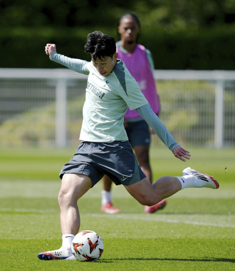 손흥민이 12일 영국 런던에서 열린 훈련에서 슈팅을 하고 있다. 런던=AP뉴시스