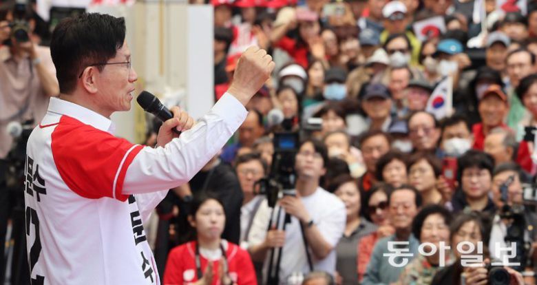 울산 시계탑거리에서 국민의힘 김문수 대선 후보가 13일 울산 중구 시계탑거리에서 유세를 하며 지지를 호소하고 있다. 김 후보는 “가라앉는 경제를 살려 다시 한번 기적을 일으키는 경제 대통령이 되겠다”고 했다. 울산=장승윤 기자 tomato99@donga.com