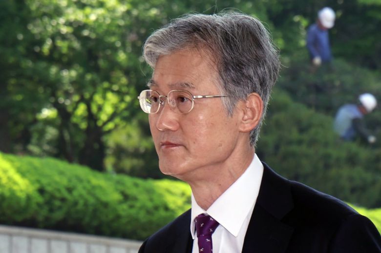 조희대 대법원장이 14일 오전 서울 서초구 대법원으로 출근을 하고 있다. 뉴스1