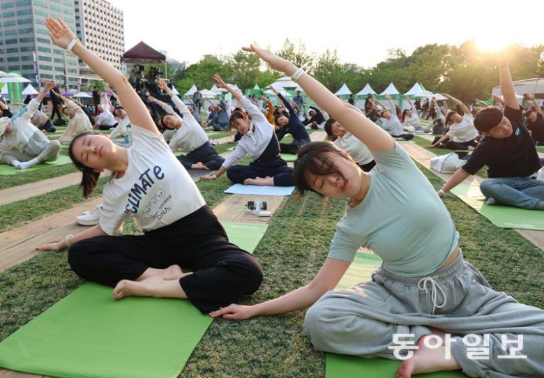 이날 오후 열린 선셋 요가 행사에 참가한 시민들이 강사의 안내에 따라 자세를 취하고 있다. 송은석 silverstone@donga.com·변영욱 기자