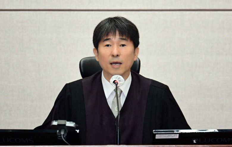 지귀연 부장판사가 4월 21일 오전 서울 서초구 서울중앙지법 417호 법정에서 열린 윤석열 전 대통령의 내란 우두머리 혐의 재판을 하기 전 언론 공개에 대한 발언을 하고 있다.  사진공동취재단 2025.04.21 서울=뉴시스