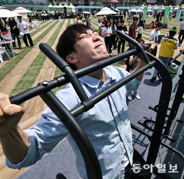 한 시민이 서울헬스쇼 행사로 마련된 턱걸이 이벤트에 참가해 턱걸이를 하고 있다. 송은석 silverstone@donga.com·변영욱 기자