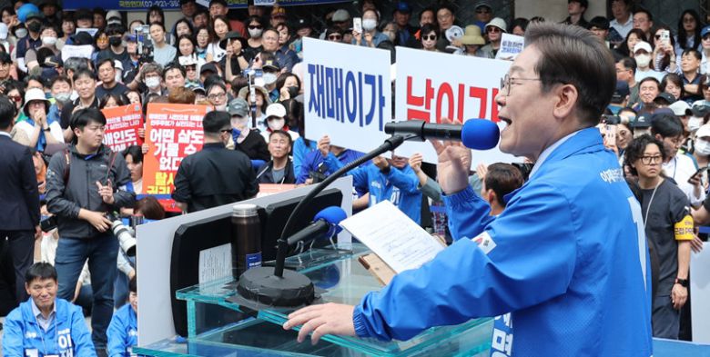 대구 동성로에서 더불어민주당 이재명 대선 후보가 13일 오후 대구 중구 동성로에서 진행된 집중 유세에서 지지를 호소하고 있다. 거리에 시민들이 운집한 가운데 ‘재매이(재명이)가 남이가’라고 적힌 피켓을 든 지지자들이 서 있다. 대구=뉴스1