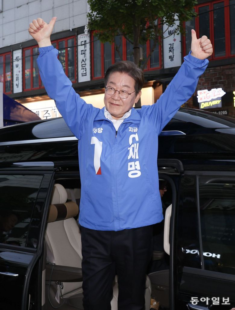 이재명 더불어민주당 대선 후보가  14일 오후 경남 거제시 고현로 유세장을 떠나며 시민들에게 인사하고 있다.