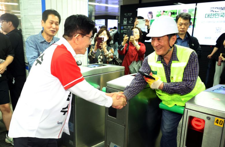 국민의힘 김문수 대선 후보가 15일 오전 서울 구로구 신도림역에서 출근길 시민들에게 인사하고 있다. 김 후보는 이날 당 선거대책위원회 회의에서 “서울도 재개발과 재건축을 해야 한다”며 서울 부동산 민심을 겨냥한 발언을 내놓기도 했다. 뉴스1