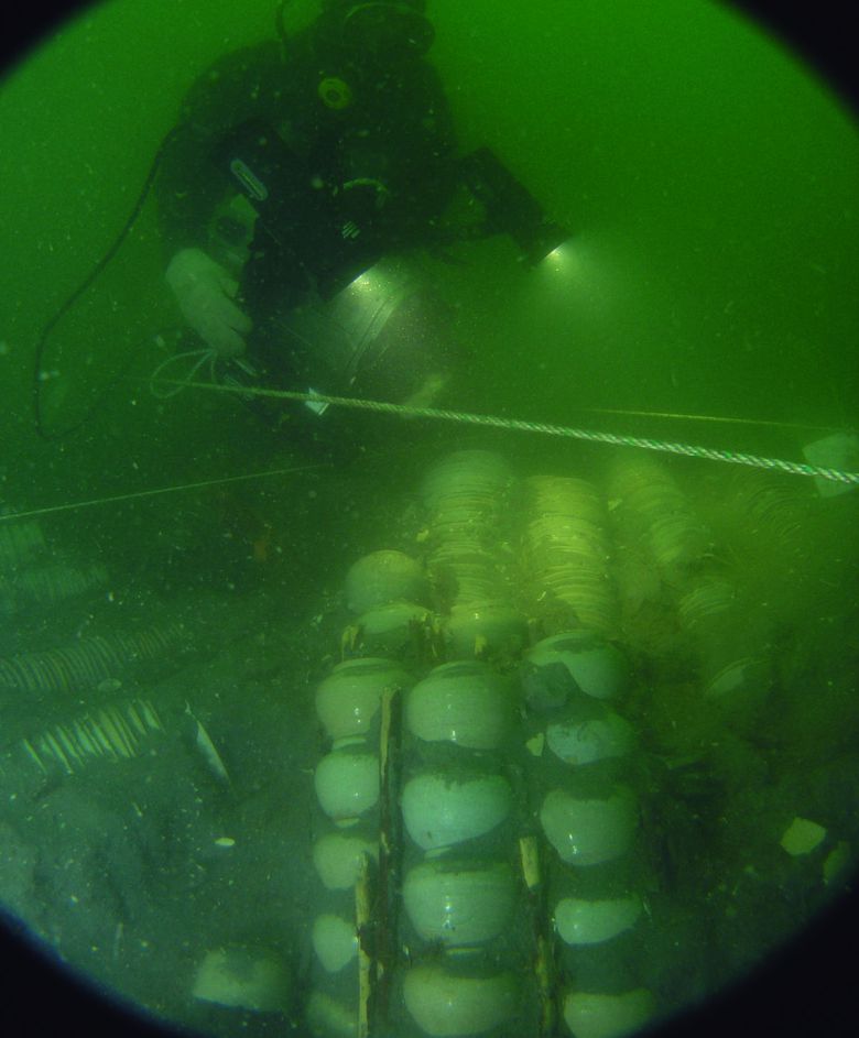 2007년 충남 태안 해역에서 확인된 ‘태안선’ 유물 발굴 현장. 12세기 고려청자 2만여 점과 글자가 적힌 나무 조각, 사람 뼈 등을 포함해 유물 총 2만3800여 점이 나왔다. 양순석 팀장·국립해양유산연구소 제공