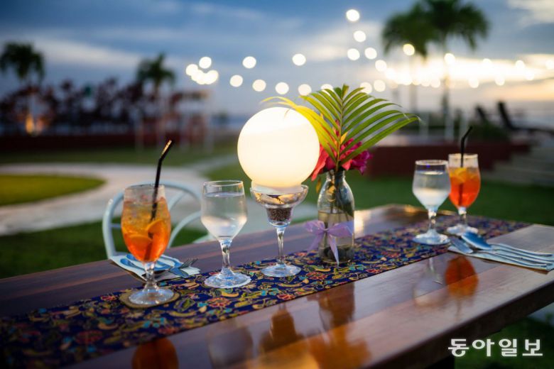 둘로스 더 쉽 호텔의 풀바.