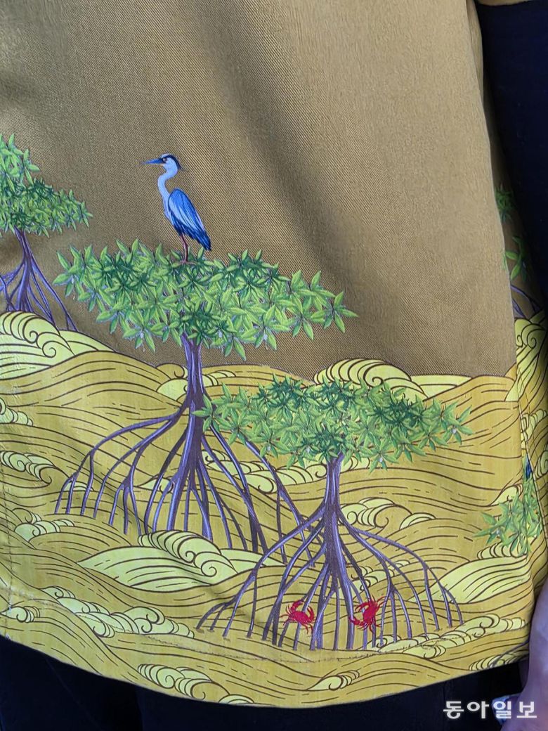 맹그로브숲 투어 가이드 옷에 그려져 있는 맹그로브 나무. 뿌리 사이에 수많은 해양생물이 살아간다.