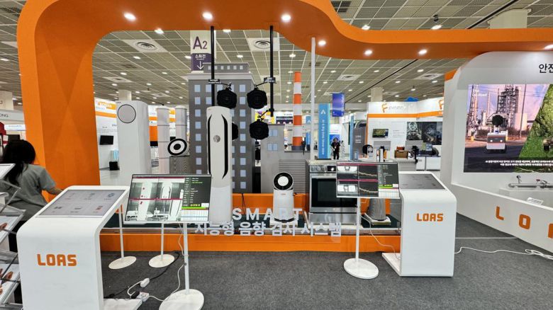 로아스가 작년 스마트테크코리아 전시회에서 전시한 지능형 음향 검사 시스템. 에어컨과 공기청정기 등을 실시간으로 검사해 불량을 찾아내는 과정을 시연했다. 로아스 제공