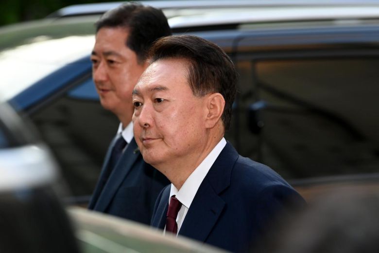 윤석열 전 대통령이 12일 서울 서초구 중앙지방법원에서 열린 내란 우두머리 혐의, 직권남용 권리행사방해 혐의 사건 3차 공판을 마치고 나오고 있다. 2025.05.12 사진공동취재단