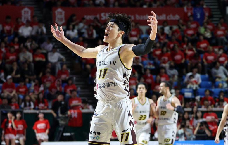 17일 오후 서울 송파구 잠실학생체육관에서 열린 ‘2024-25 KCC 프로농구 챔피언결정전 7차전’ 서울 SK 나이츠와 창원 LG 세이커스의 경기, 4쿼터 창원 LG 허일영이 3점슛을 성공시킨 뒤 세리머니를 하고 있다. 뉴스1