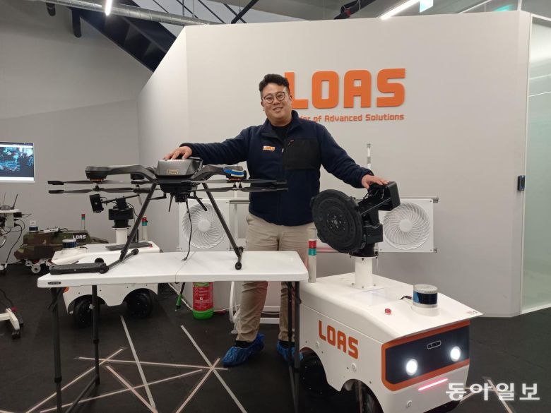 이재현 로아스 대표이사가 자사의 진단 드론과 자율주행 진단 로봇을 8일 서울 송파구 사무실에서 소개하고 있다. 드론과 로봇에는 수십 개의 마이크로폰이 장착돼 있고, 사람의 귀로는 잘 듣지 못하는 미세한 음향까지 찾아내 설비에서 발생할 수 있는 고장을 미리 알려준다. 허진석 기자 jameshur@donga.com