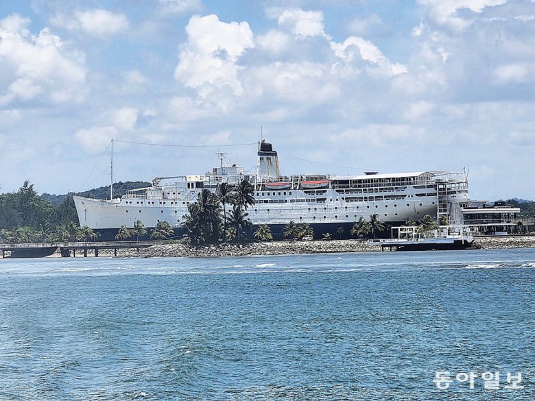 세계에서 가장 오랫동안 운행된 원양 여객선을 개조해 만든 둘로스 포스 더 쉽 호텔.