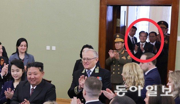 5월 9일 김정은의 주북 러시아 대사관 방문 때 조용원 비서(빨간 동그라미 안)가 두 달 만에 모습을 드러냈다. 동아일보 DB