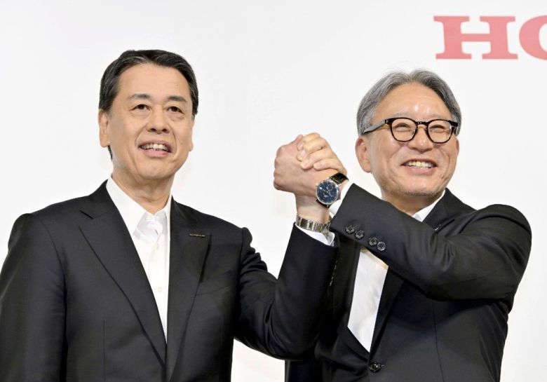 지난해 8월 기술개발 협력을 발표하며 손을 맞잡았던 우치다 마코토 닛산 전 사장(왼쪽)과 미베 토시히로 혼다 사장(오른쪽). 이후 지난해 12월 두 회사는 합병 검토를 공식 발표하며 기대를 모았지만 두 달 만에 협상은 없던 일이 됐다. 자존심이 강한 닛산 측이 혼다의 자회사 편입 제안을 거부했을 거란 분석이 나온다. 이를 두고 우치다 전 사장에 대해 ‘위기의식이 부족하다’, ‘무능하다’, ‘결단력 없다’는 비판이 쏟아졌다. 애초에 우치다를 CEO로 임명한 것 자체가 문제라는 지적도 많다. AP 뉴시스