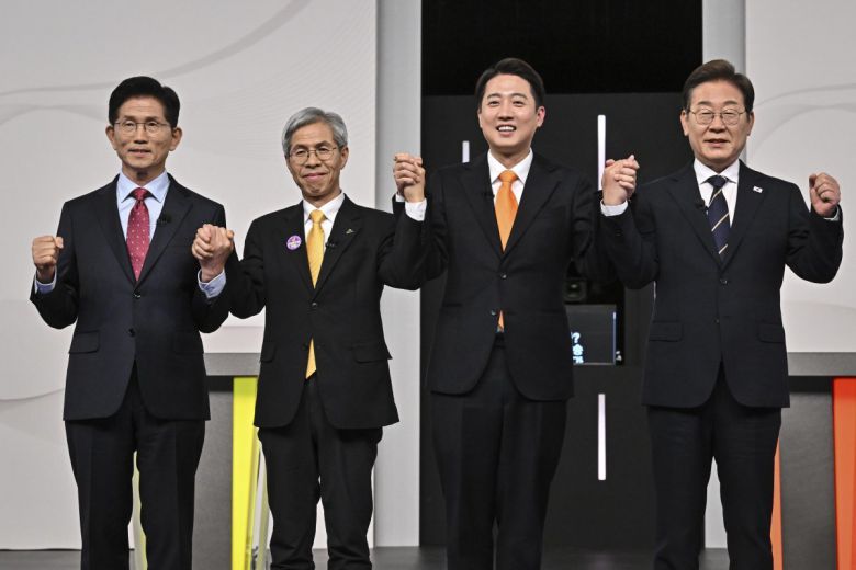 국민의힘 김문수(왼쪽부터), 민주노동당 권영국, 개혁신당 이준석, 더불어민주당 이재명 대통령 후보가 18일 서울 마포구 SBS프리즘타워에서 열린 중앙선거방송토론위원회 주관 제21대 대통령선거 후보자 토론회에서 선전을 다짐하고 있다. 2025.5.18/뉴스1