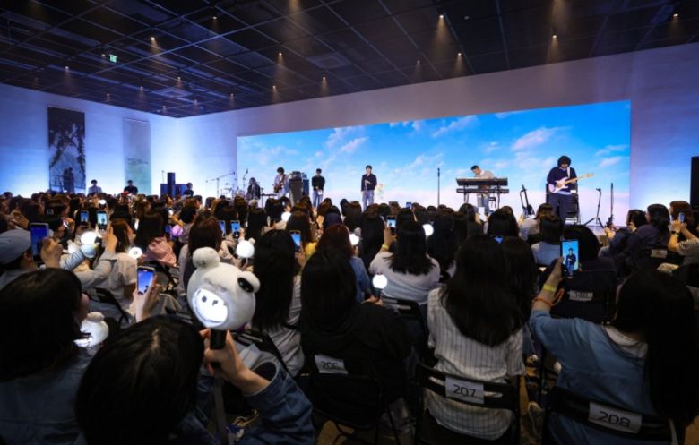 17일 서울 성동구 성수동 앤더슨씨에서 열린 신보 ‘에코’ 공개 행사. 빅히트뮤직 제공.