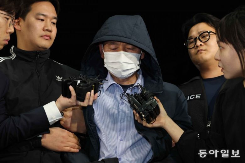 ‘시흥 흉기 공격’ 용의자 차철남이 19일 오후 경기 시흥시 장곡동 시흥경찰서로 압송되며 취재진의 질문에 답하고 있다. 이날 경기 시흥시 정왕동 일대에서 흉기 피습 사건 4건이 잇따라 발생해 2명이 사망한 것으로 확인됐다. 시흥=홍진환 기자 jean@donga.com