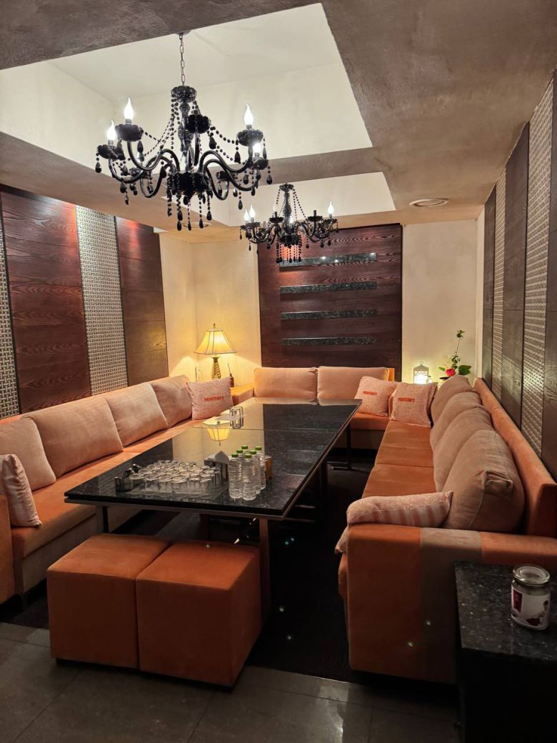 더불어민주당이 19일 서울중앙지법 지귀연 부장판사가 출입한 룸살롱이라고 주장하며 공개한 사진. 민주당 제공