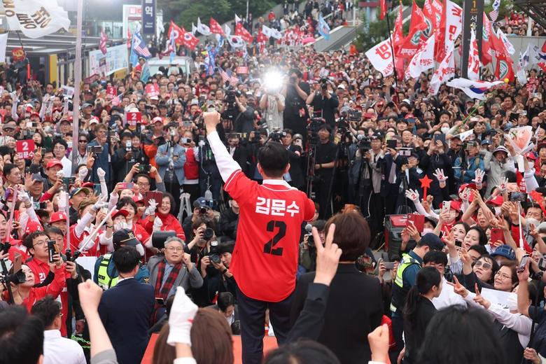 김문수 국민의힘 대통령 후보가 19일 서울 중구 서울역 광장에서 유세를 하고 있다. 2025.5.19. 공동취재