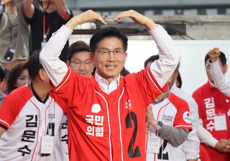 김문수 국민의힘 대선 후보가 19일 오후 서울 중구 서울역 광장에서 열린 ‘쏘울을 새롭게’ 유세에서 손으로 하트를 만들어보이며 유권자들에게 인사하고 있다. 사진공동취재단