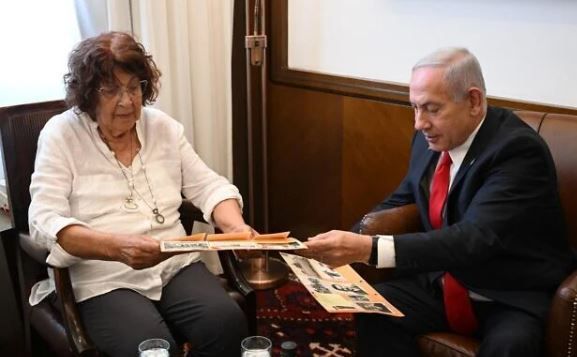전설적인 스파이 엘리 코헨의 아내 나디아(왼쪽)가 18일 이스라엘 예루살렘 총리 공관에서 베냐민 네타냐후 이스라엘 총리로부터 시리아에 보관돼 있던 남편의 유품 2500점을 전달받고 있다.  사진 출처 이스라엘 총리실