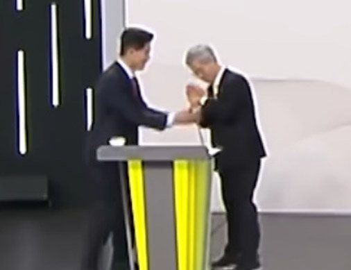 국민의힘 김문수 후보의 악수를 거부하는 민주노동당 권영국 후보. 유튜브 영상