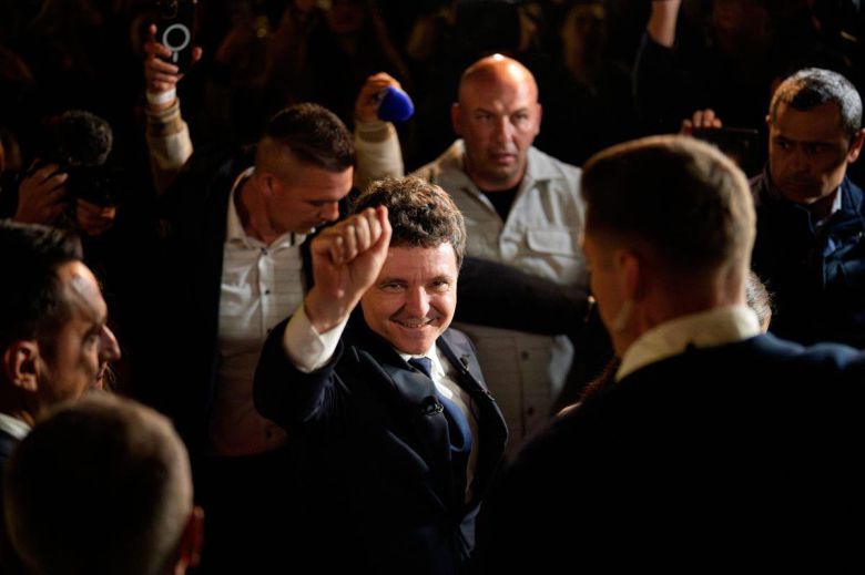 니쿠쇼르 단 루마니아 대선 후보가 18일(현지 시간) 대선 결선에서 승리한 후 부쿠레슈티에서 지지자들을 향해 손짓하고 있다. 친유럽연합 성향의 단 후보는 극우 민족주의 성향의 제1야당 결속동맹(AUR) 대표 제오르제 시미온 후보를 따돌리고 대통령에 당선됐다. 2025.05.19.[부쿠레슈티=AP/뉴시스]