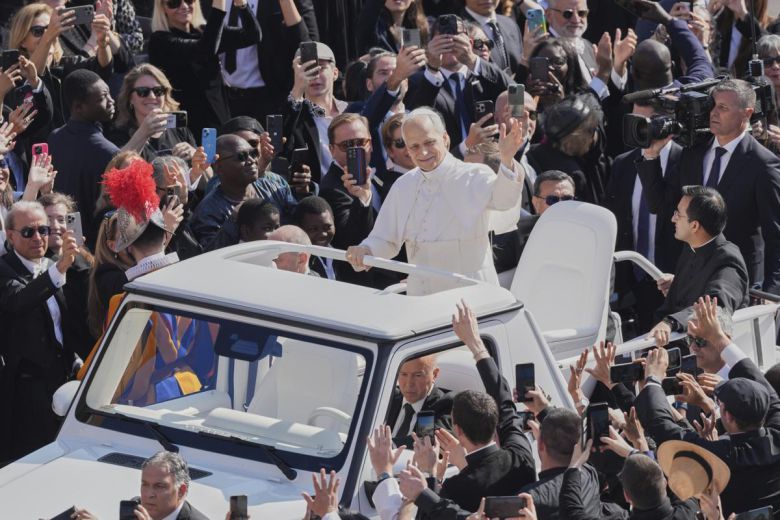 즉위 미사에 앞서 교황은 전용 의전 차량인 ‘포프모빌’을 타고 성 베드로 광장을 지나며 군중에게 손을 흔들어 인사했다. 바티칸=AP 뉴시스