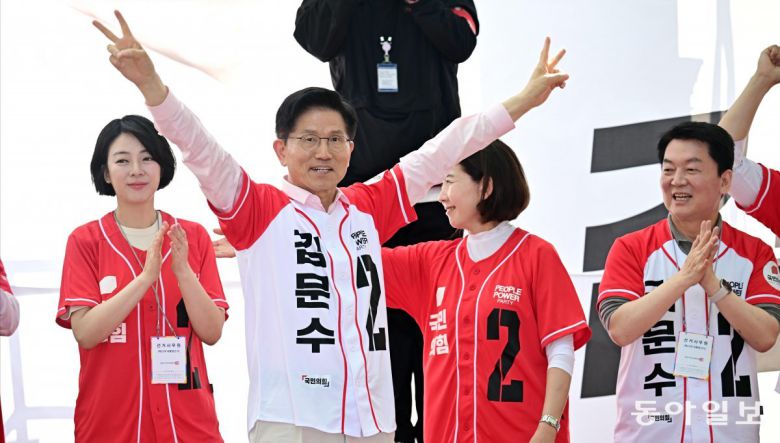 김문수 국민의힘 대선후보가 20일 오후 서울 송파구 석촌호수 입구 앞에서 열린 송파를 새롭게 유세에서 지지를 호소하고 있다. 장승윤 기자 tomato99@donga.com