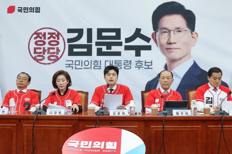 김용태 국민의힘 비상대책위원장이 19일 오전 서울 여의도 국회에서 열린 중앙선거대책위원회 회의에 참석해 모두 발언하고 있다. 뉴스1