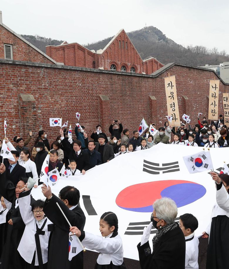 동아일보 ‘경성백승’(1929년 발간)에 소개된 서울의 ‘내 동리 명물’과 오늘날의 모습. 독립운동가들이 투옥됐던 현저동 형무소는 오늘날 서대문형무소역사관이 됐다.