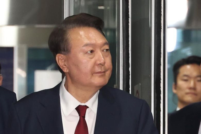 윤석열 전 대통령이 19일 서울 서초구 중앙지방법원에서 열린 내란 우두머리 혐의, 직권남용 권리행사방해 혐의 사건 4차 공판을 마친 뒤 법정을 나서고 있다.  2025.5.19 사진공동취재단