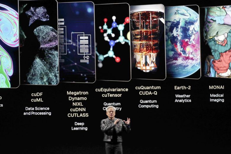 젠슨 황 엔비디아 최고경영자(CEO)가 19일(현지 시간) 대만 타이베이에서 열린 ‘컴퓨텍스 2025’ 행사에서 기조연설을 하고 있다. 타이베이=AP 뉴시스