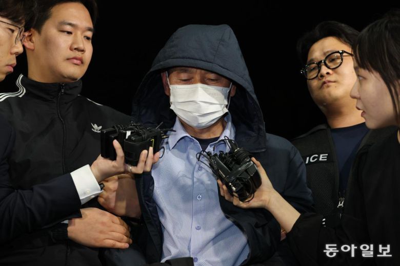 경찰서로 압송되는 살해범 차철남 경기 시흥시 정왕동 일대에서 중국인 등 2명을 살해하고 편의점주 등에게 흉기를 휘두른 뒤 도주했던 중국인 차철남 씨가 19일 오후 경찰에 붙잡혀 시흥경찰서로 압송되고 있다. 이날 오후 경찰 과학수사대가 시신이 발견된 현장을 감식하고 있다. 시흥=홍진환 기자 jean@donga.com