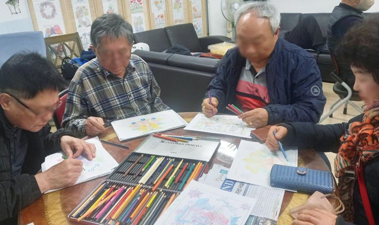 노원구에서 은퇴한 중장년층으로 구성된 5070 재능기부단이 미술 프로그램을 진행하고 있다. 노원구 제공